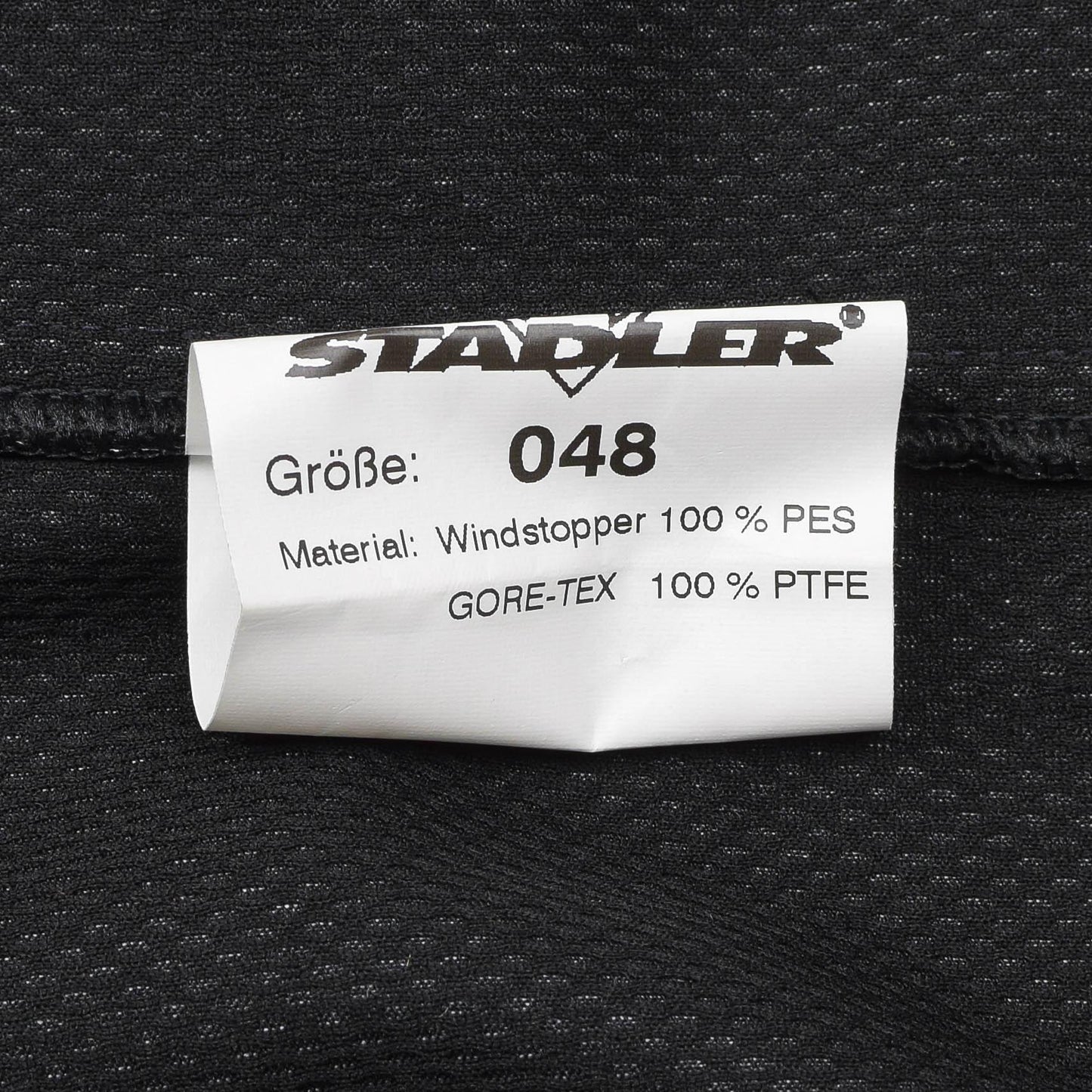 Olandijos kariuomenės neperšlampama GoreTex striukė juodos spalvos, pagaminta iš PES windstopper ir PTFE Gore-Tex audinio.