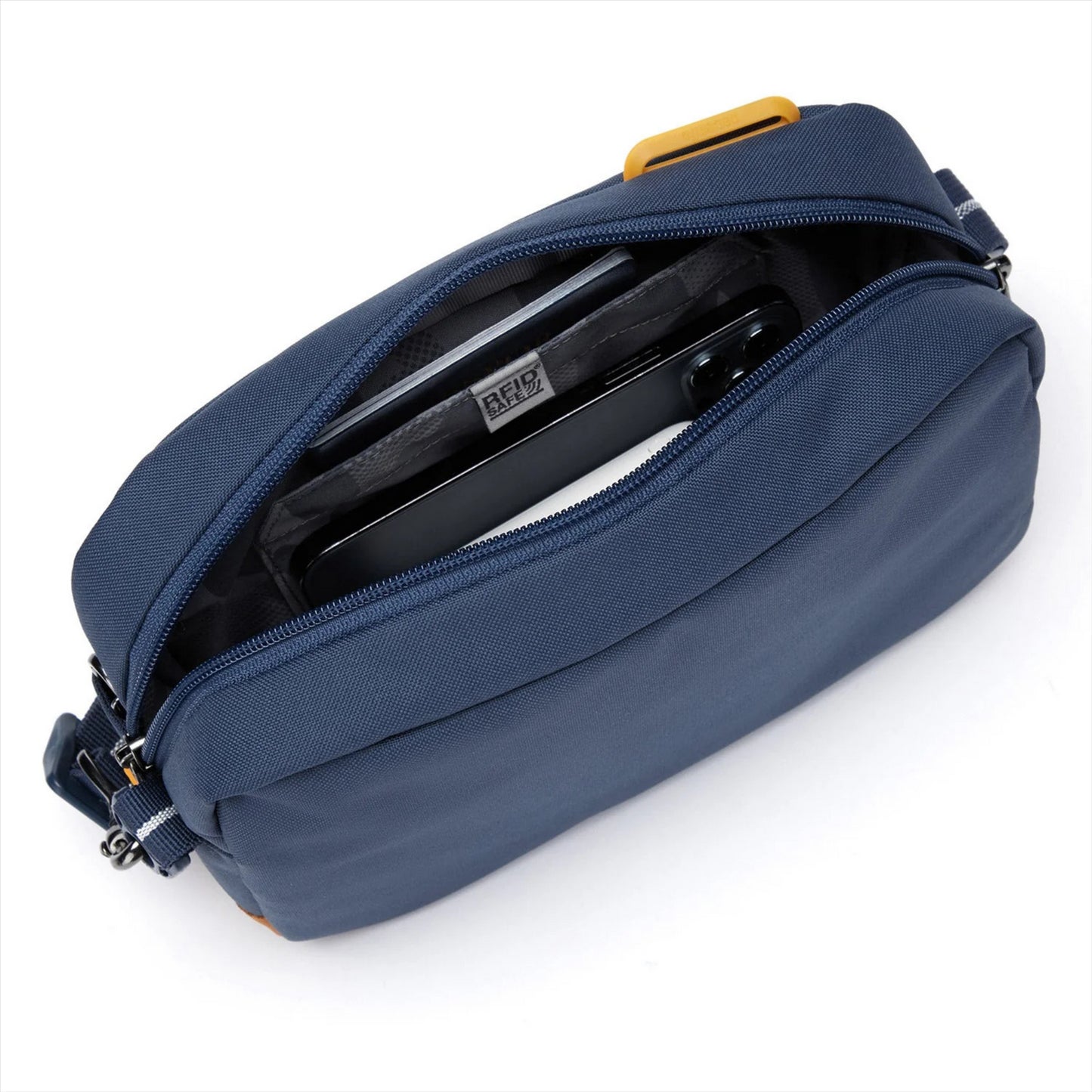 Pacsafe GO krepšys per petį 2.5L vandeniui atsparus su RFID apsauga, atidarytas mėlynas modelis.