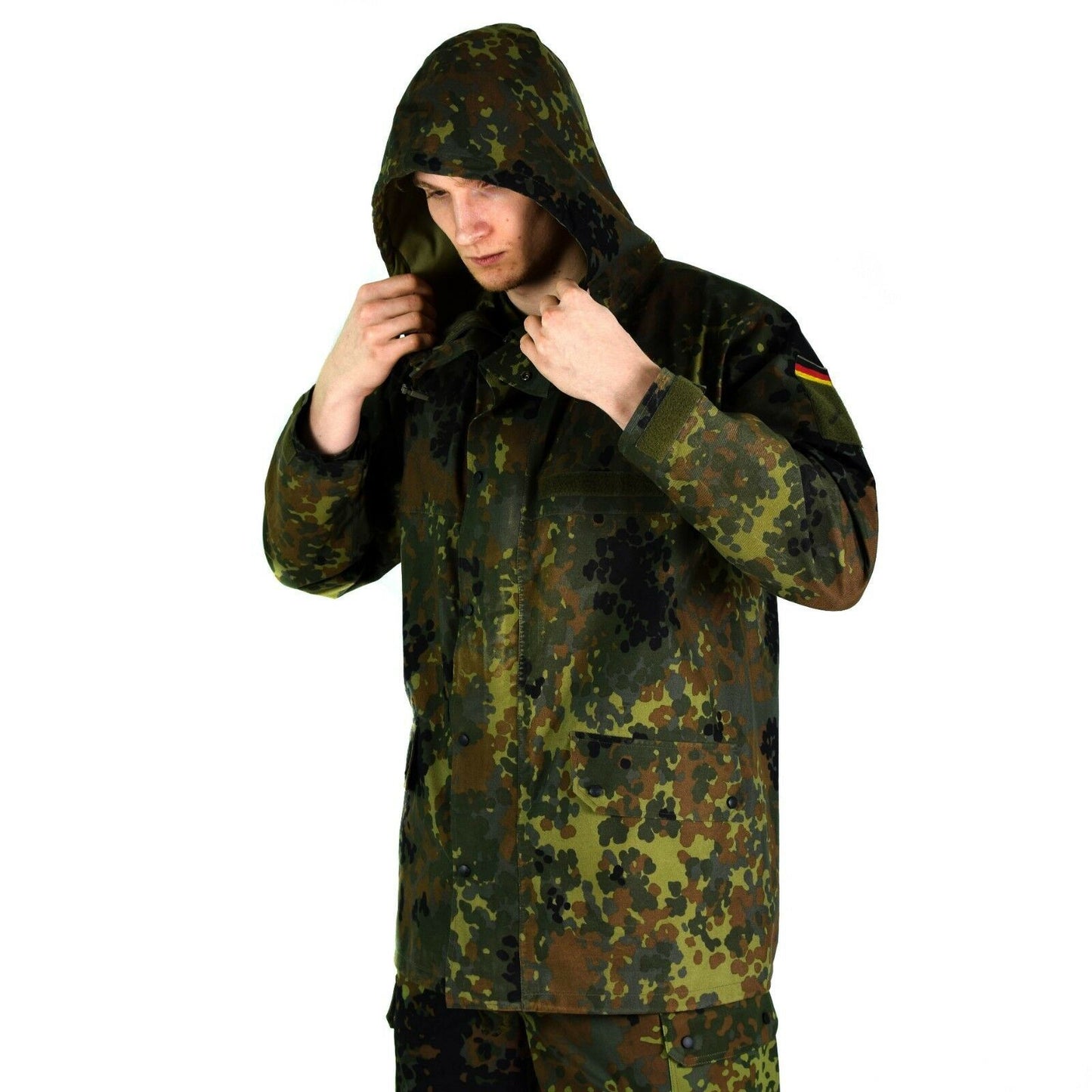 Vyras dėvi Vokietijos kariuomenės neperšlampamą GoreTex striukę Flecktarn marginimo su gobtuvu ir vėliavos įsiuvu.