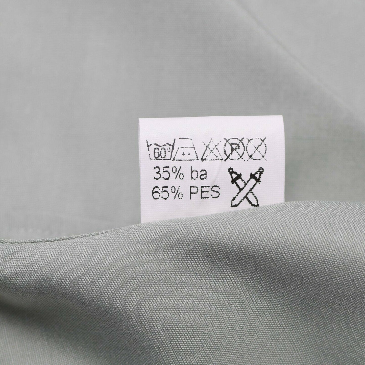 Slovakijos kariuomenės marškiniai trumpomis rankovėmis žalios spalvos su skalbimo ir medžiagos etiketėmis.