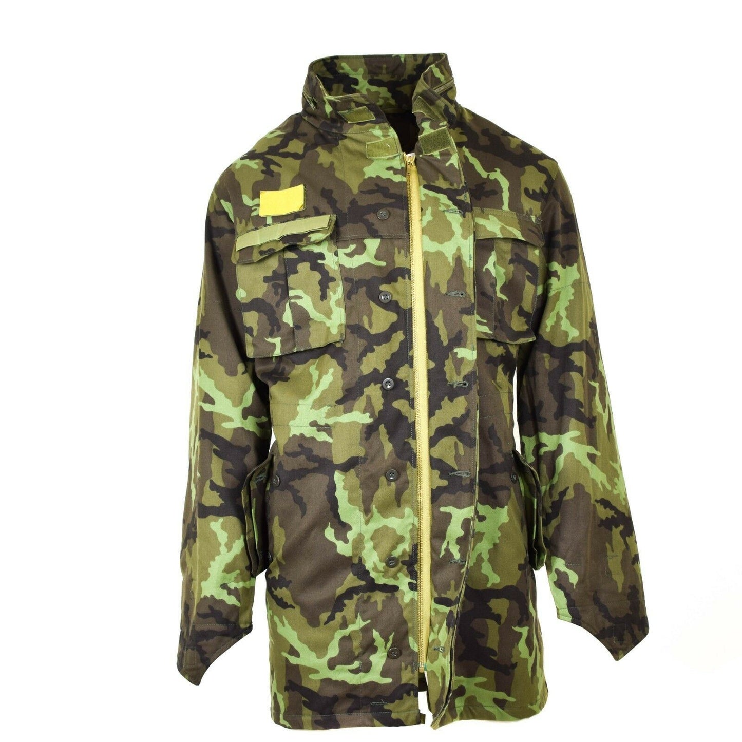 Čekijos kariuomenės CZ 95 marginimo parka striukė su žaliu kamufliažo raštu, geltona užtrauktuku ir priekinėmis kišenėmis