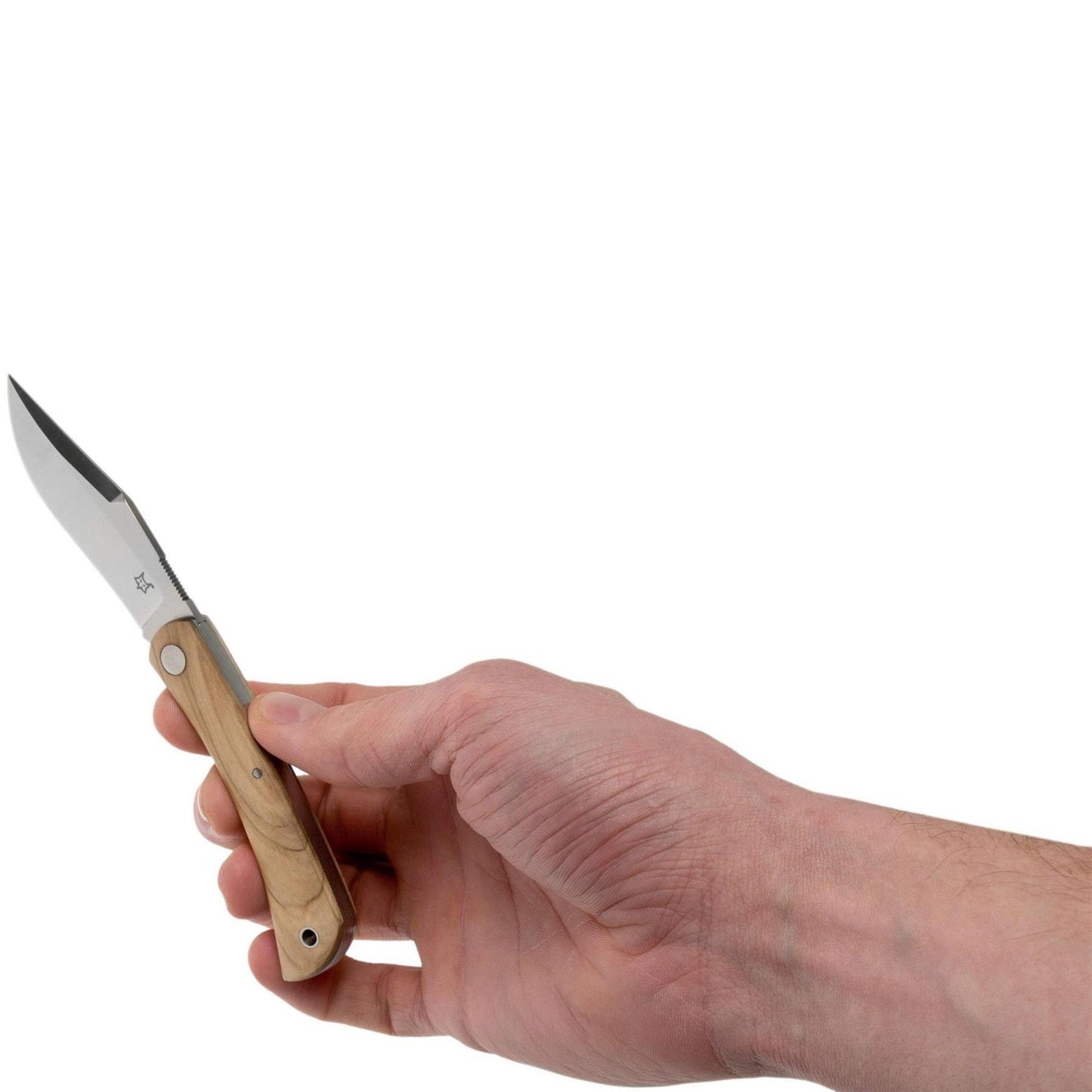 FoxKnives LIBAR kasdienis kišeninis peilis M390 plienas alyvmedžio rankena laikomas rankoje, atverstas.