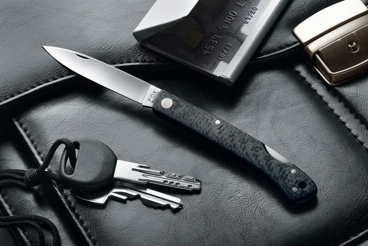 Fox Knives 573 CF sulankstomas kasdienis peilis su 440C plieno ašmenimis ir anglies pluošto rankena.