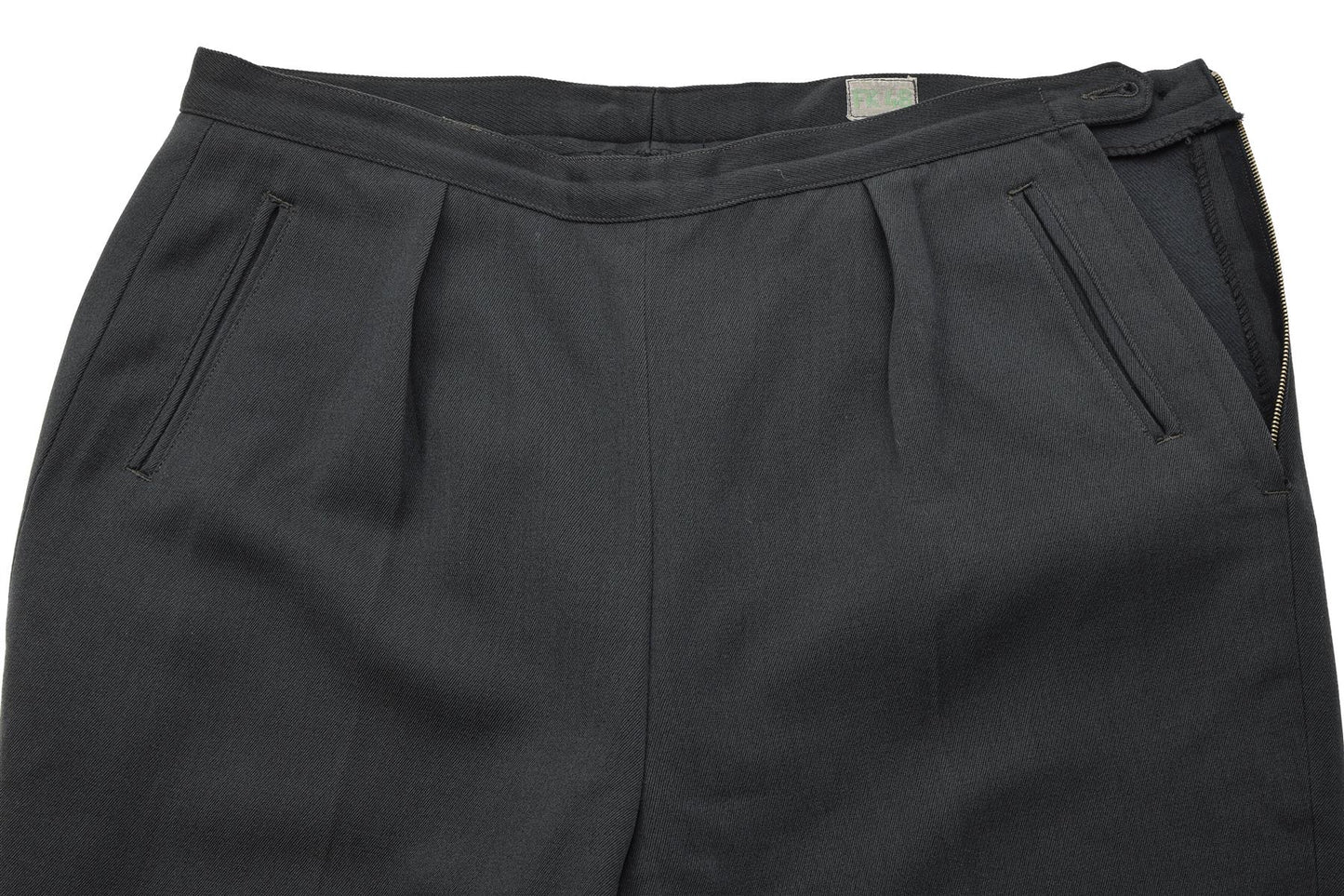 Švedijos kariuomenės proginės kelnės tamsiai mėlynos spalvos su elegantišku kirpimu ir praktiškomis kišenėmis.