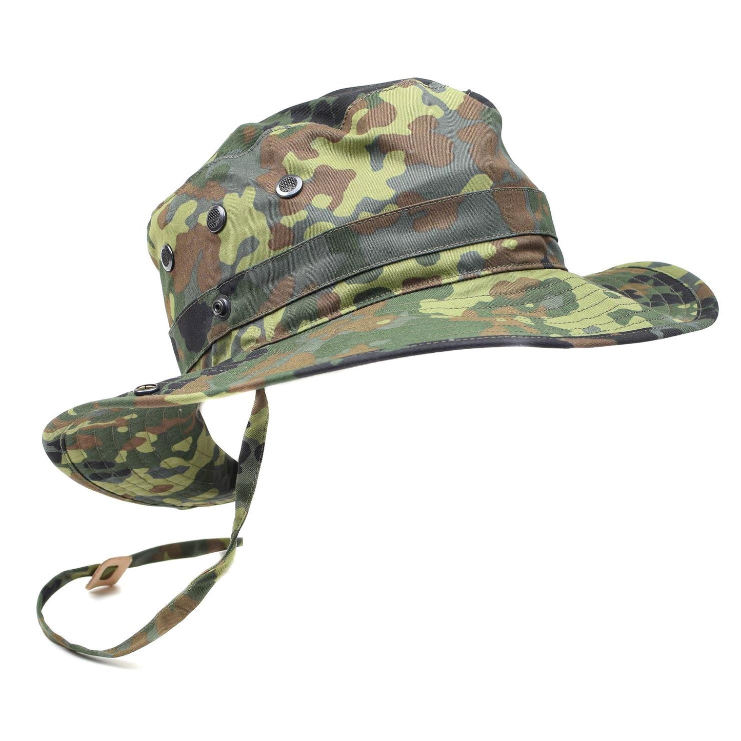 Vokietijos kariuomenės boonie vasarinė skrybelė Flecktarn marginimas su plačiu kraštu ir smakro dirželiu.