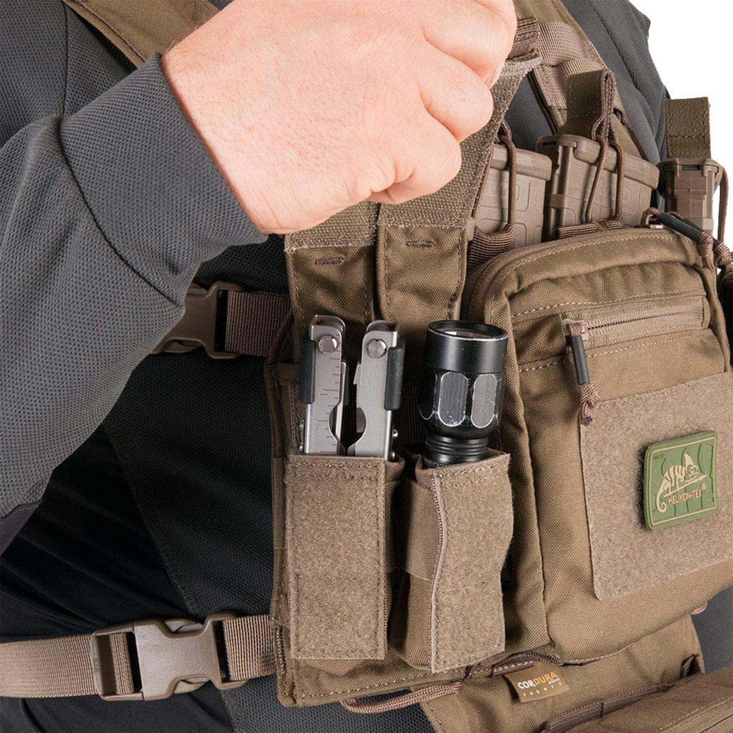 Helikon-Tex Chest Rig treniruočių taktinė liemenė Multicam su MOLLE sistema ir modulinėmis kišenėmis.