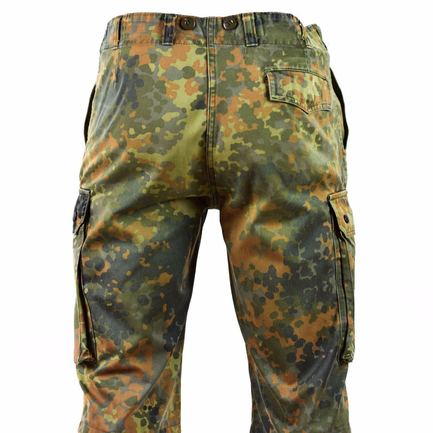 Vokietijos kariuomenės lauko uniformos šortai Flecktarn marginimas su patvariu ir funkcionaliu kamufliažu.