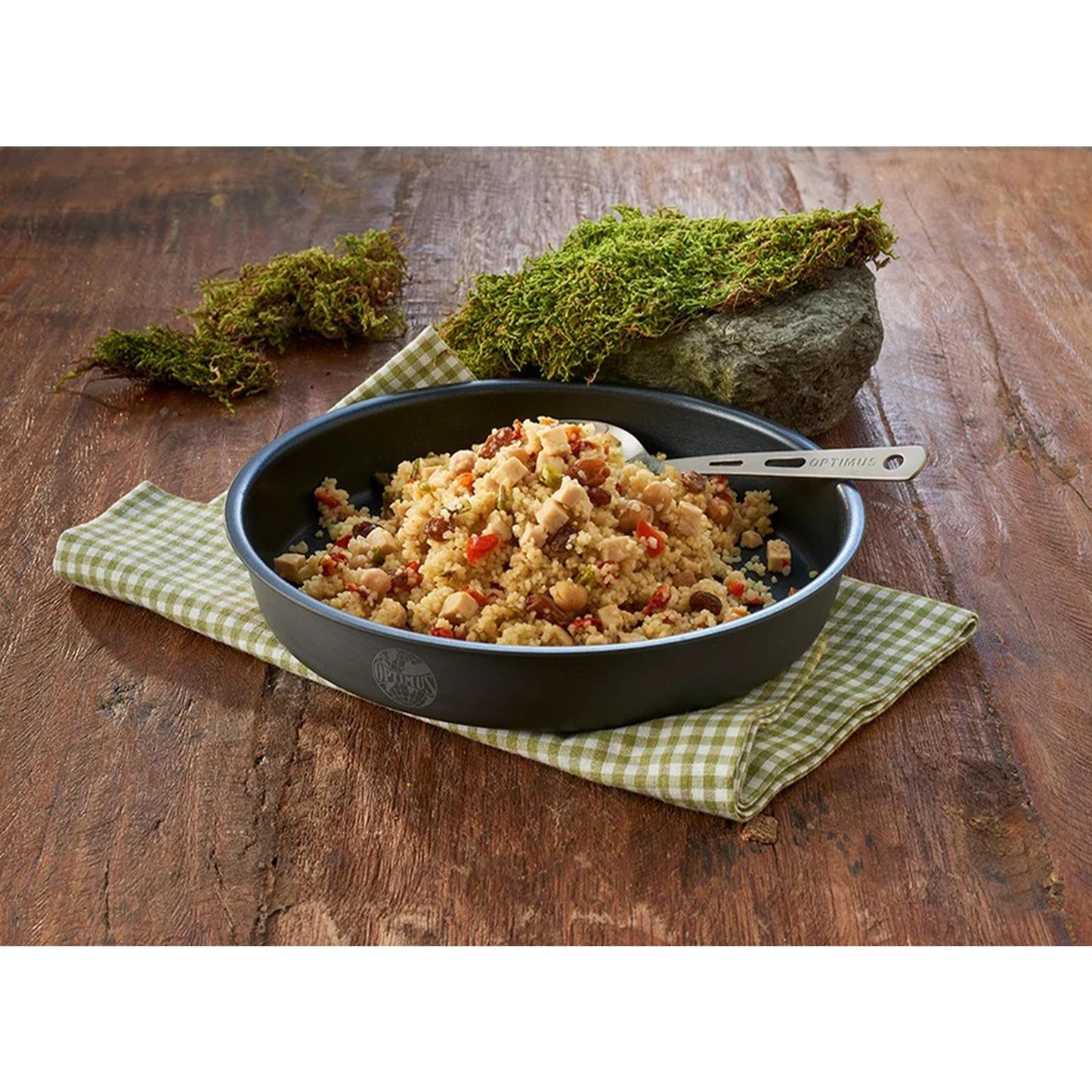 Trek'N Eat pagrindinis patiekalas kuskusas su vištiena dehidratuotas maistas išgyvenimui lauke lėkštėje ant stalo.