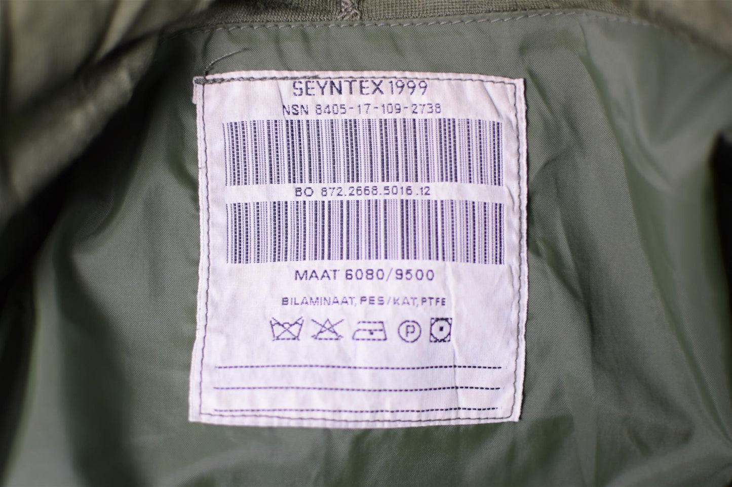 Nyderlandų kariuomenės GoreTex parka neperšlampamas švarkas DPM marginimo etiketė su skalbimo instrukcijomis.