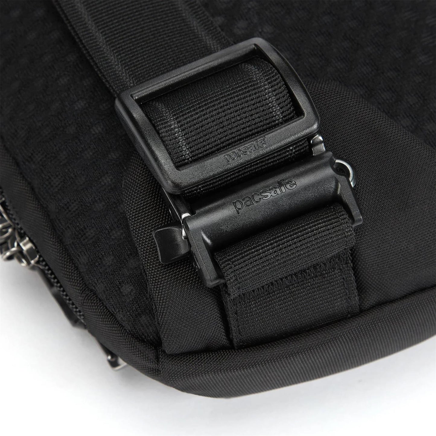 Pacsafe Vibe 150 krepšelis per petį su užrakinamais užtrauktukais ir vandeniui atsparia danga.