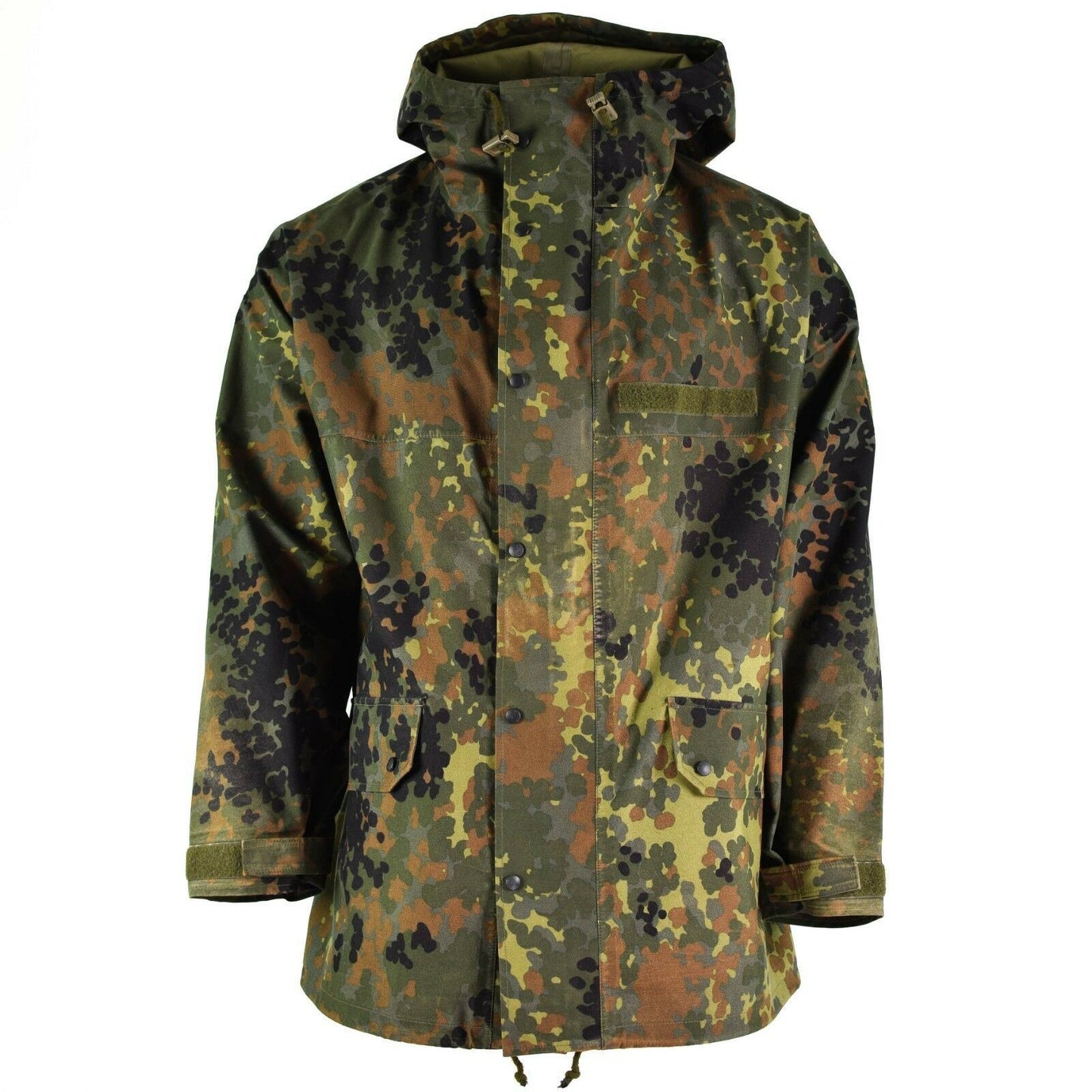 Vokietijos kariuomenės neperšlampama GoreTex striukė Flecktarn marginimo su gobtuvu ir reguliuojamais rankogaliais.