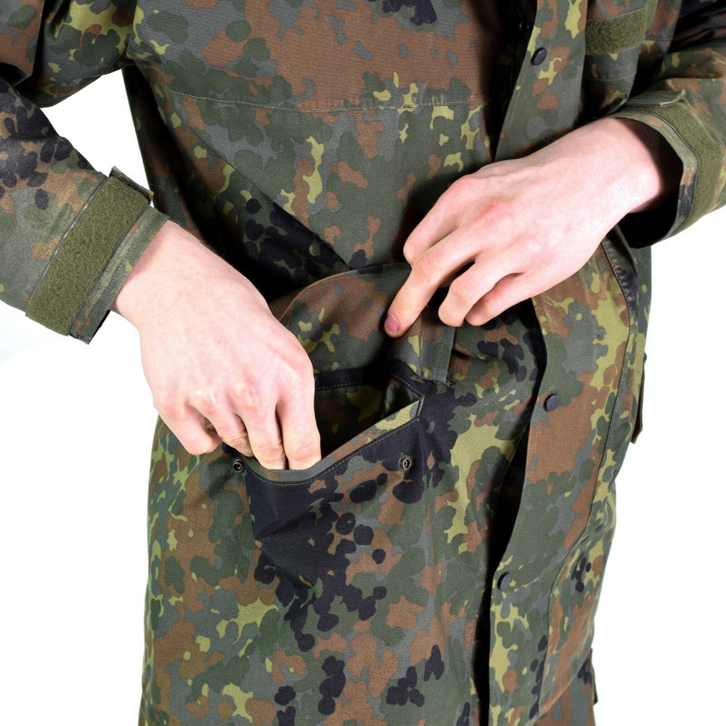 Vokietijos kariuomenės neperšlampama GoreTex striukė Flecktarn marginimo su kišene ir reguliuojamais rankogaliais.