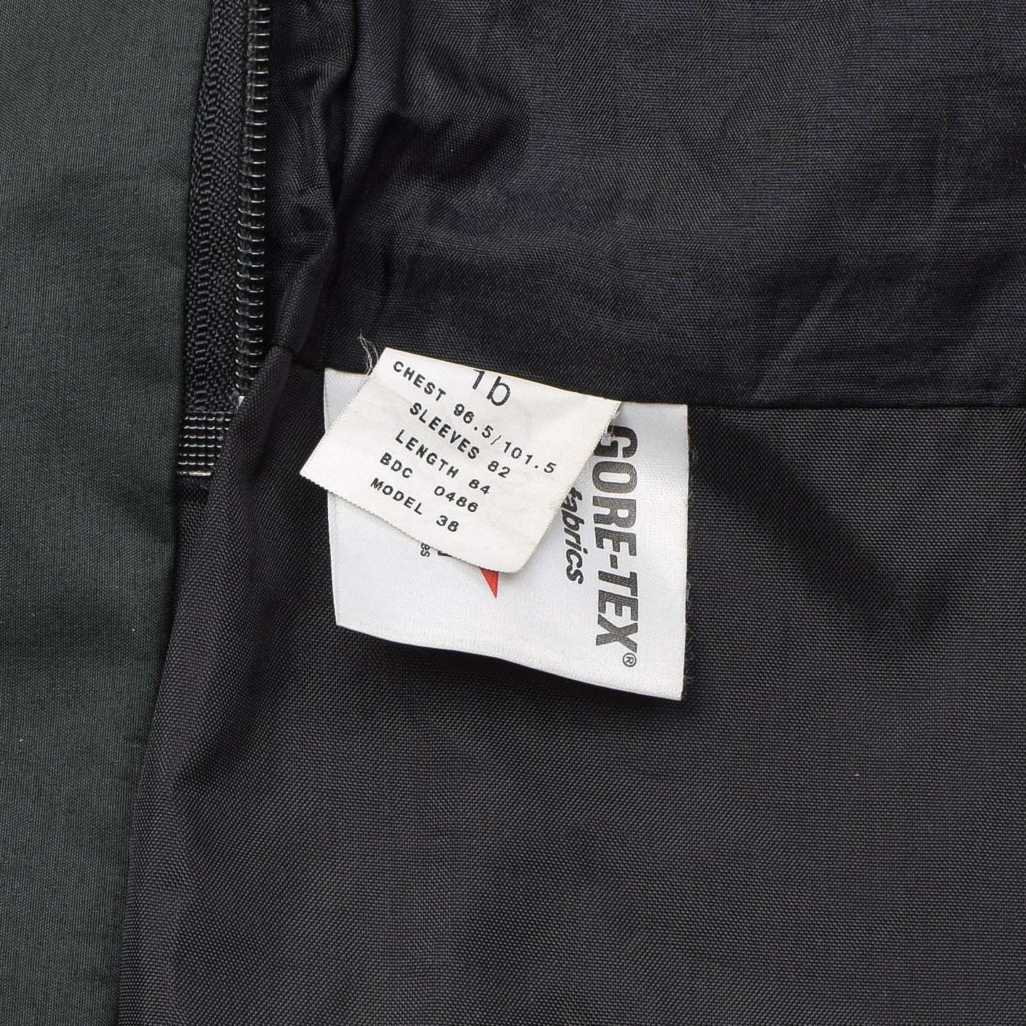 Jungtinės Karalystės kariuomenės neperšlampama Gore-Tex striukė su autentiška Gore-Tex medžiaga ir ženklais.
