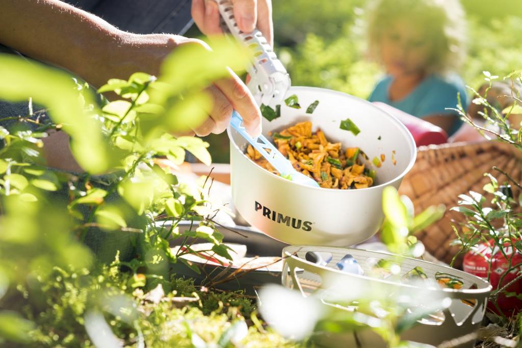 Primus Essential Stove Set maisto gaminimo ir dujinės viryklės rinkinys gamtoje gamina skanius patiekalus šeimai ir draugams.