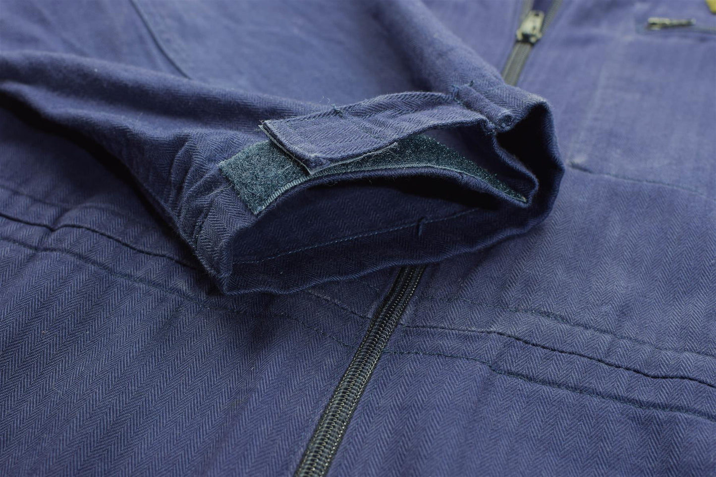 Vokietijos karinio jūrų laivyno darbo kombinezonas Mėlynas iš medvilnės su reguliuojamais rankogaliais ir užtrauktuku.