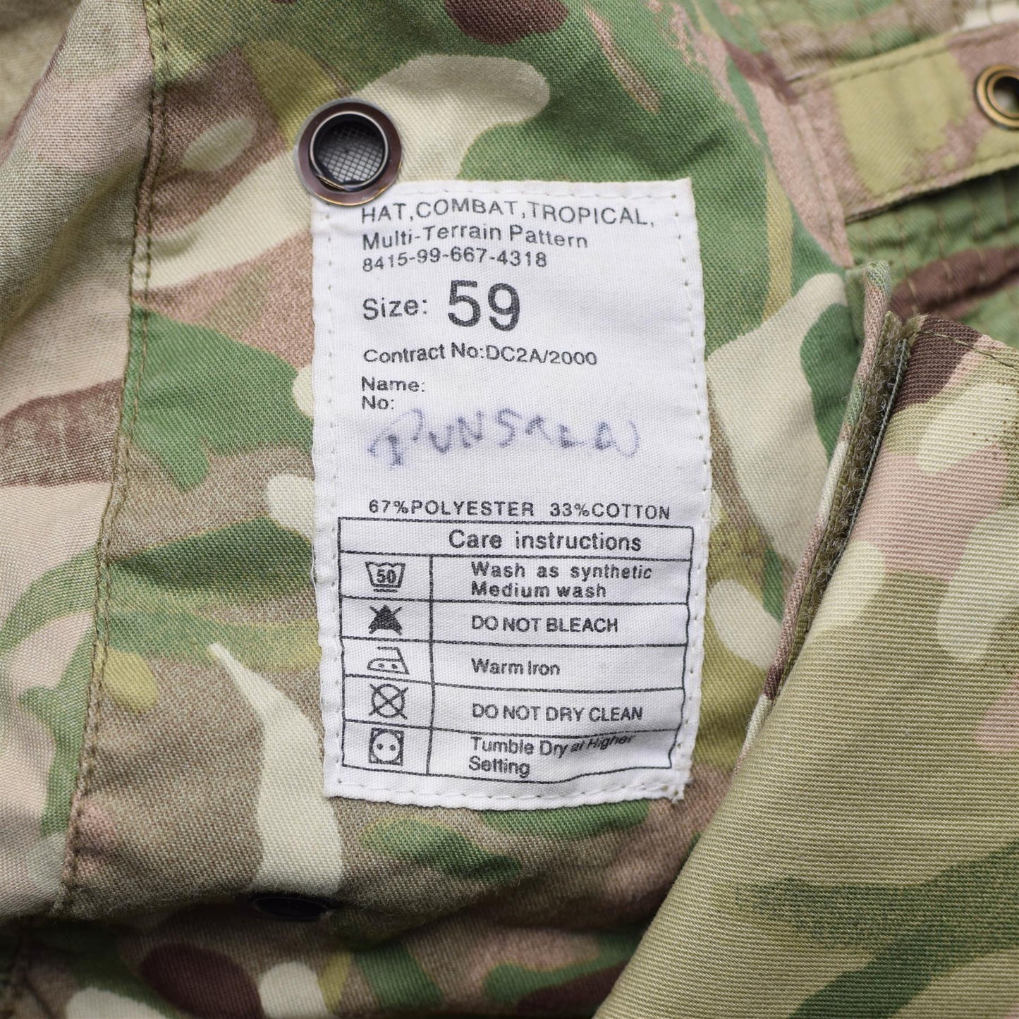 Jungtinės Karalystės kariuomenės Boonie stiliaus kepurė MTP marginimo su dydžio ir priežiūros etikete.