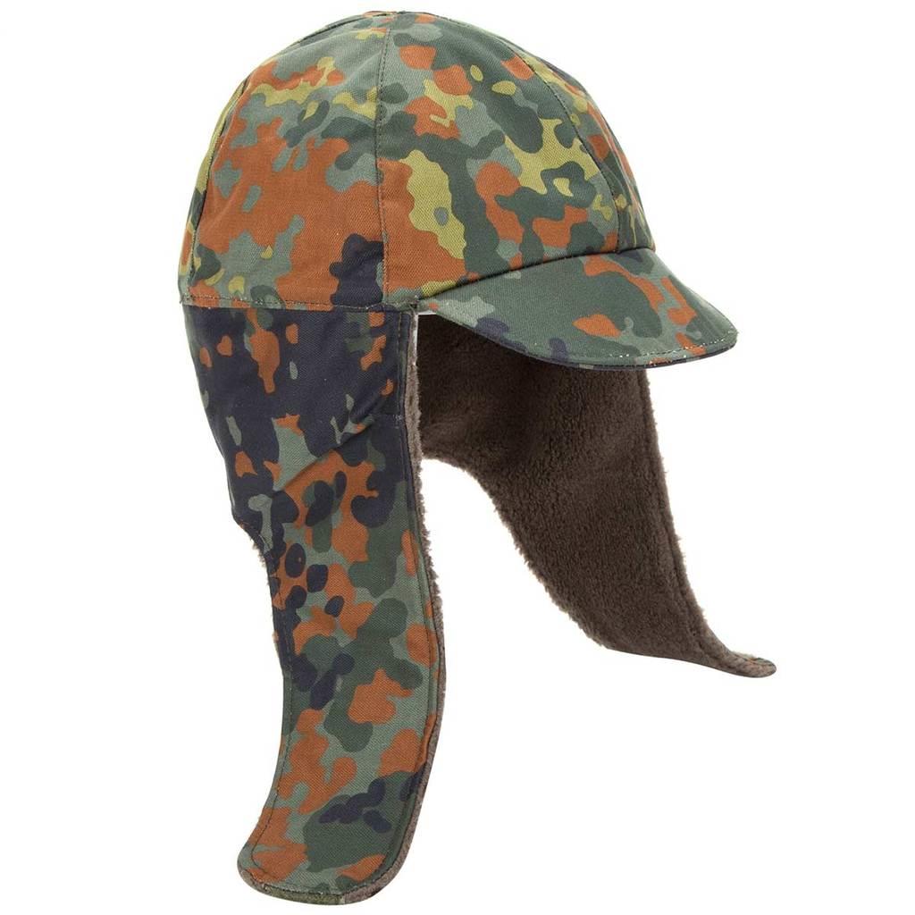 Vokietijos kariuomenės žieminė kepurė su snapeliu Flecktarn marginimo, vilnos ir dirbtinio kailio pamušalas, ausų apsauga.