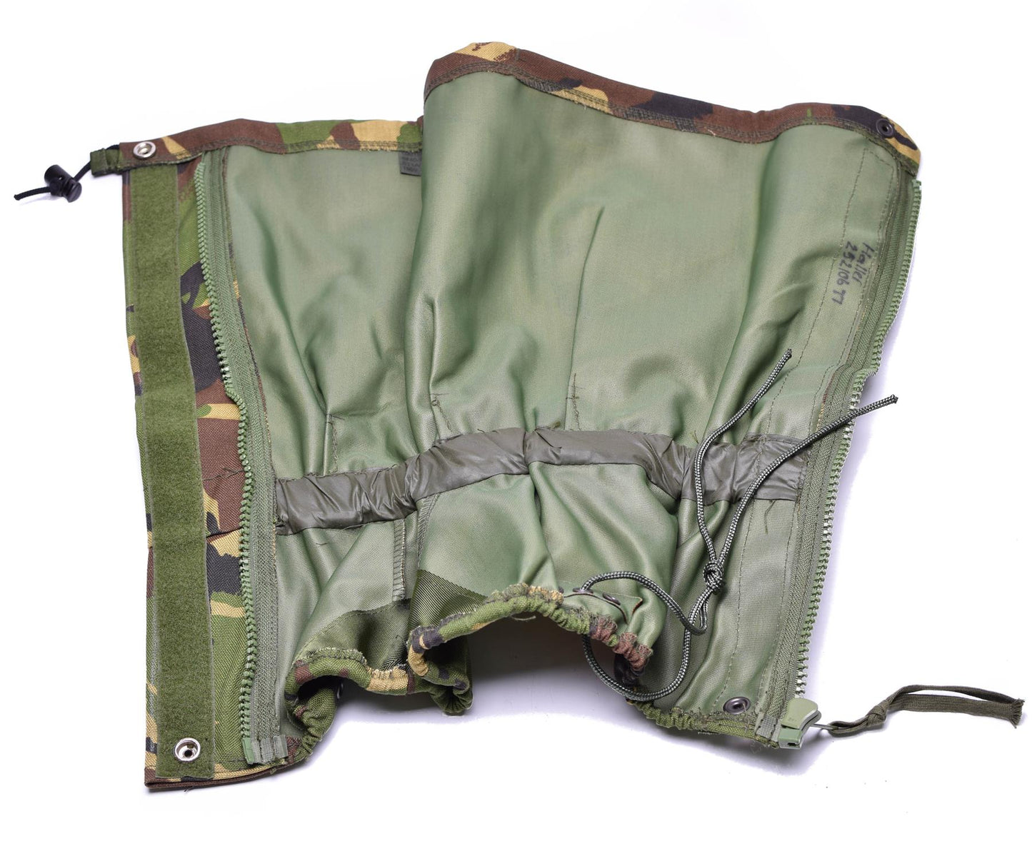 Jungtinės Karalystės kariuomenės gaitrai DPM marginimas su reguliuojamais dirželiais ir kamufliažo raštu.