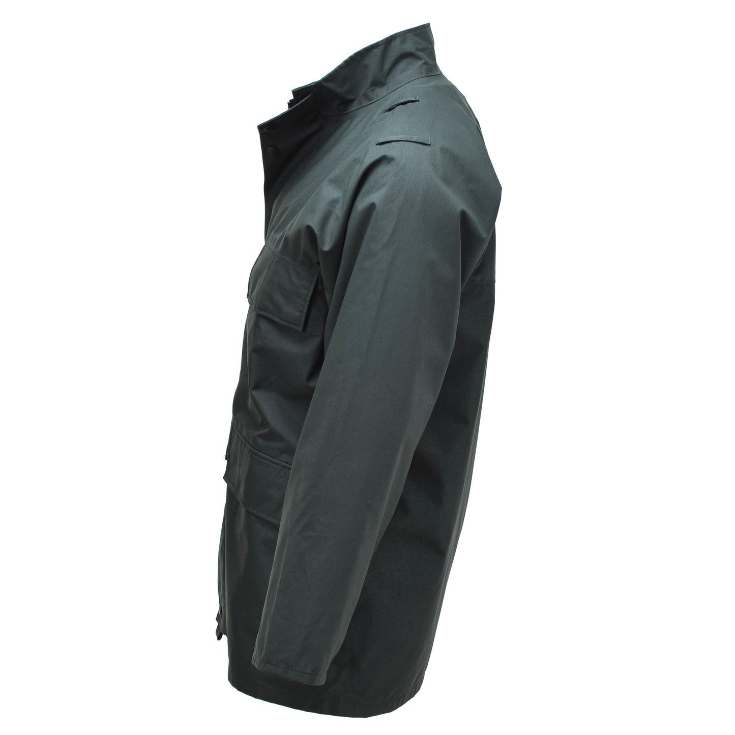 Jungtinės Karalystės kariuomenės neperšlampama Gore-Tex striukė su reguliuojamais rankogaliais ir aukšta apykakle.