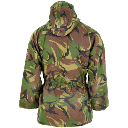 Nyderlandų kariuomenės GoreTex parka neperšlampamas švarkas DPM marginimo su reguliuojamu liemeniu ir rankogaliais.