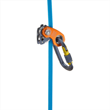 Climbing Technology ROLLNROCK skriemulinis lipimo įtaisas 3 in 1 mėlynas pritvirtintas prie mėlynos virvės su karabinu.