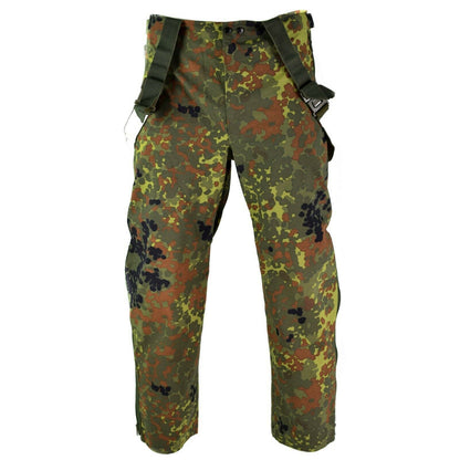 Vokietijos kariuomenės neperšlampamos kelnės Flecktarn marginimo su petnešomis ir reguliuojamu liemeniu.