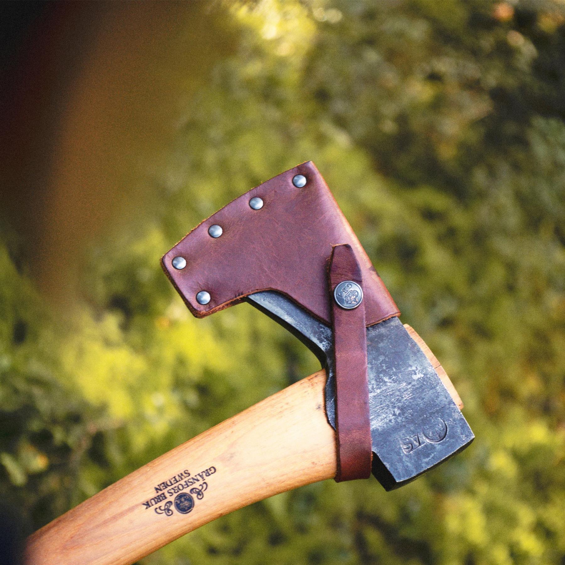 Gransfors Bruk Small Forest Axe 420 išgyvenimo kirvis su odiniu dėklu ir ąžuoline rankena gamtoje.