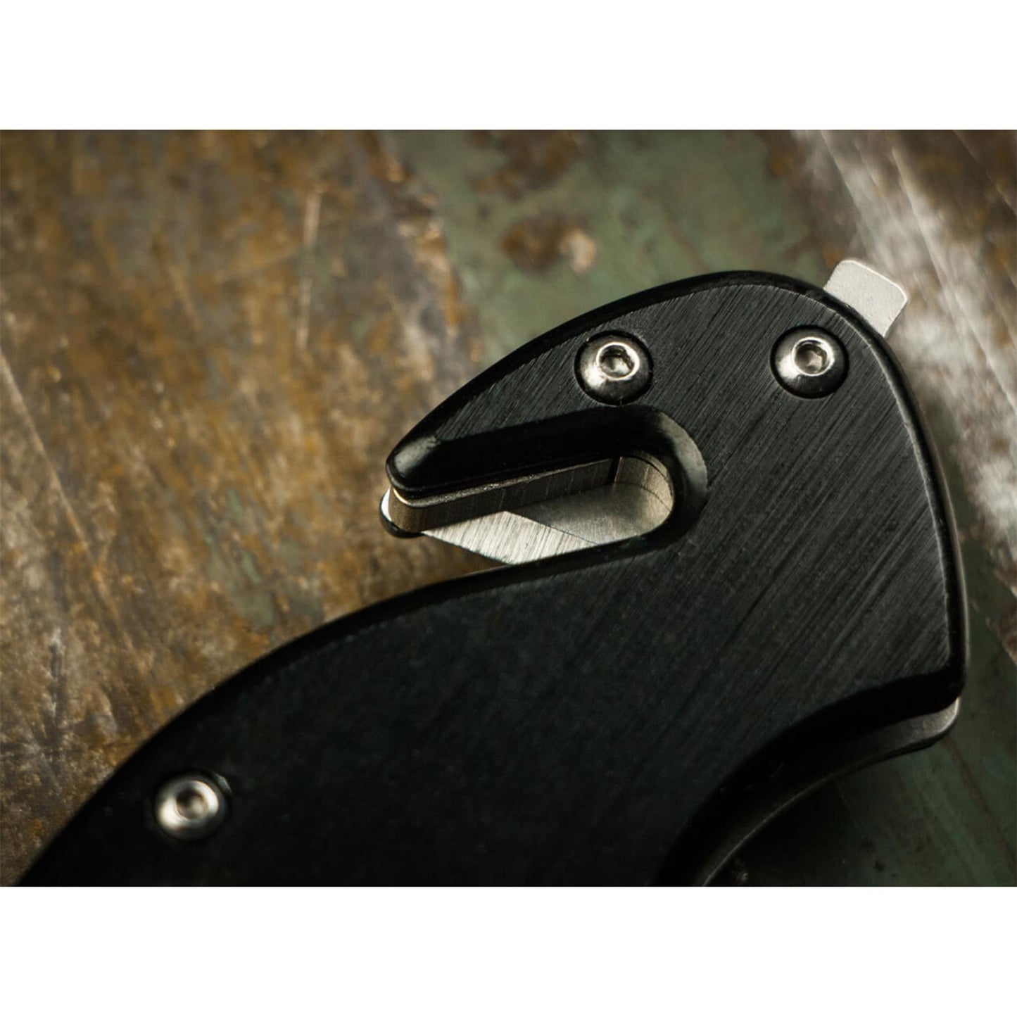 Boker Special Forces Tanto peilis su juoda rankena ir dirzu pjovikliu ant medinio paviršiaus