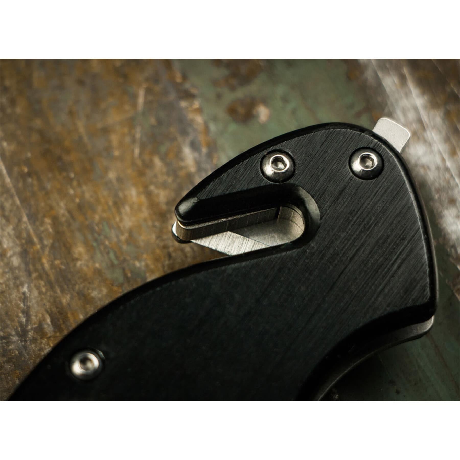 Boker Special Forces Tanto peilis su juoda rankena ir dirzu pjovikliu ant medinio paviršiaus