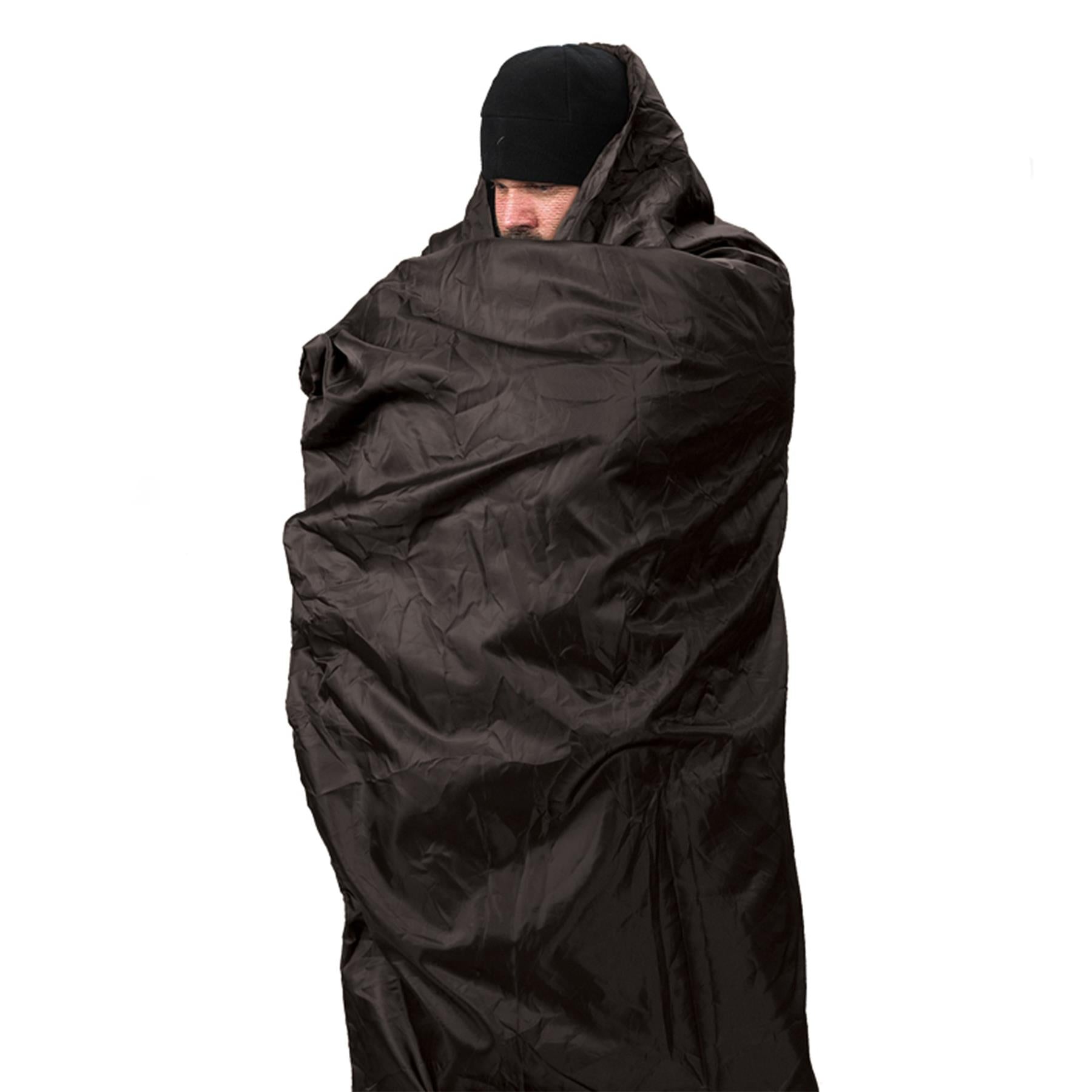 Vyro apjuostas juodos spalvos Snugpak pledas atsparus vejui ir vandeniui, skirtas stovyklavimui ir kelionėms.