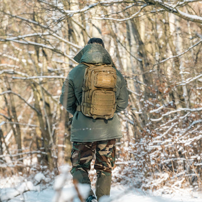 Vyro nugaros vaizdas su MIL-TEC US ASSAULT taktine kuprine 36L talpos žiemos miške.