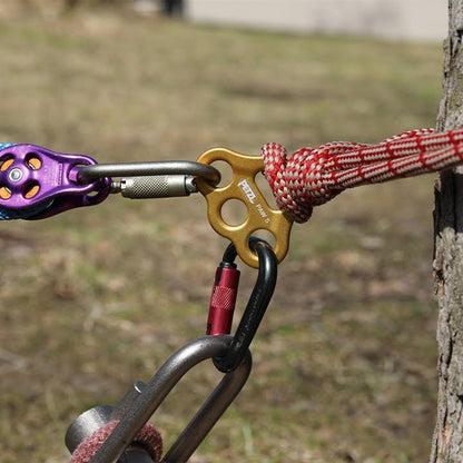 PETZL PAW S alpinizmo plokštelė su 3 tvirtinimo taškais geltonos spalvos, naudojama saugos taškų organizavimui.