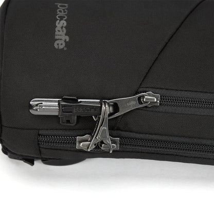 Pacsafe Vibe 150 krepšelis per petį su užrakinamais užtrauktukais ir vandeniui atsparia danga.
