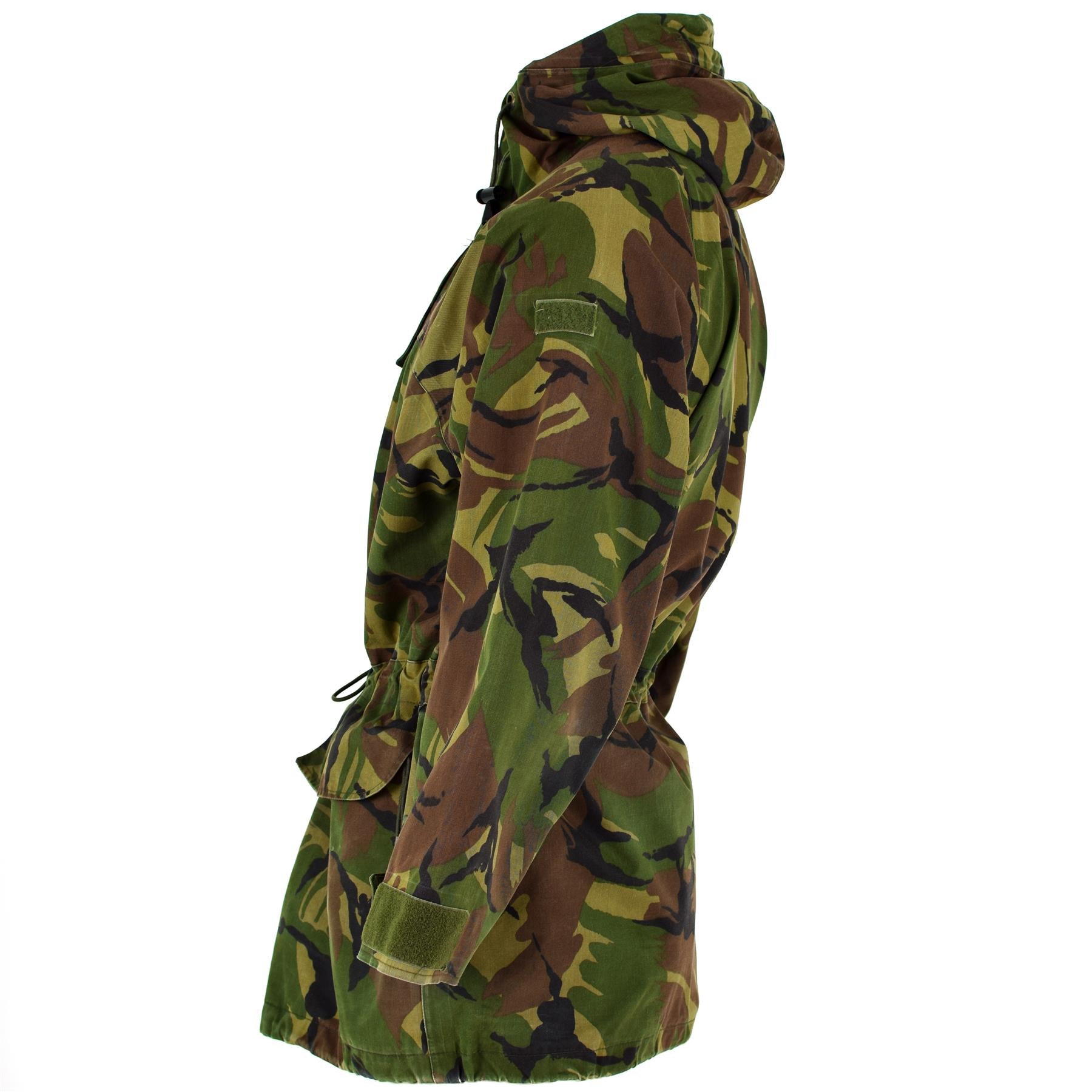 Nyderlandų kariuomenės GoreTex parka neperšlampamas švarkas DPM marginimo su reguliuojama apačia ir rankogaliais.
