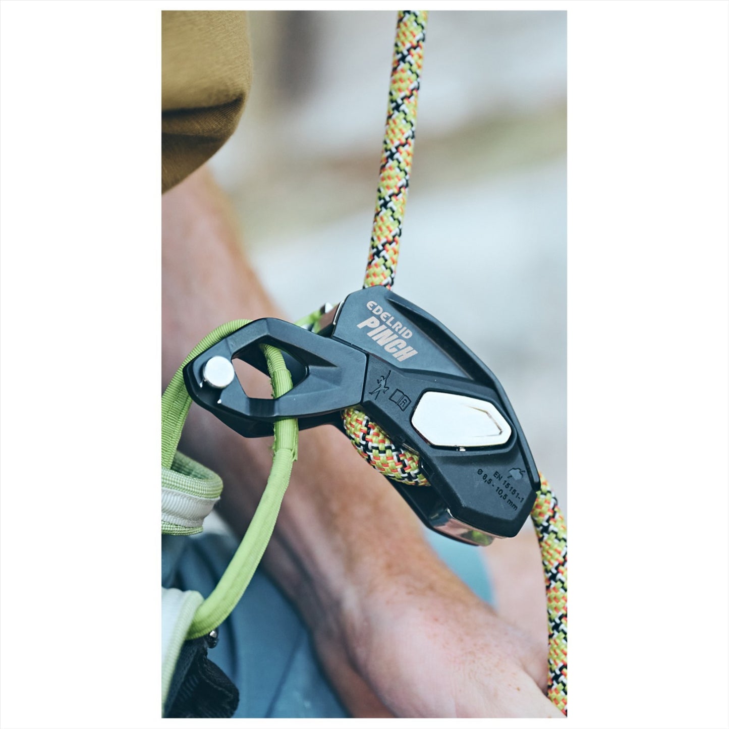 Edelrid PINCH savaime stabdantis saugos įrenginys žalias su anti-panikos funkcija ir ergonomiška leidimo svirtimi.