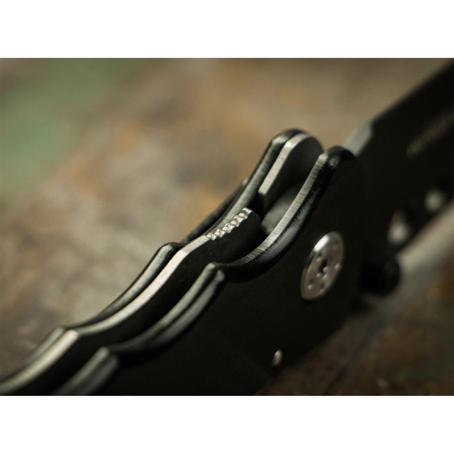 Boker Special Forces Tanto peilis, juoda aliuminio rankena su liner lock mechanizmu, artimas makro vaizdas