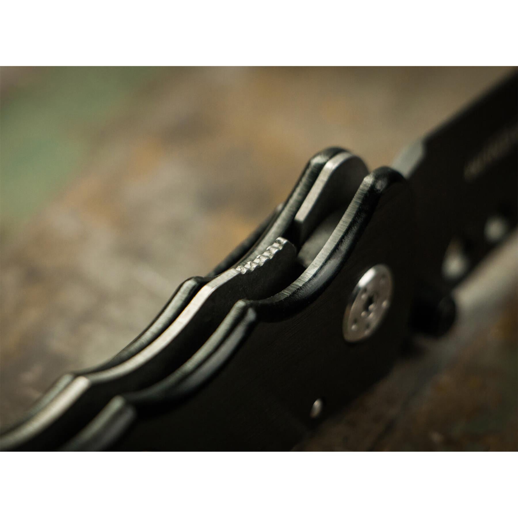 Boker Special Forces Tanto peilis, juoda aliuminio rankena su liner lock mechanizmu, artimas makro vaizdas