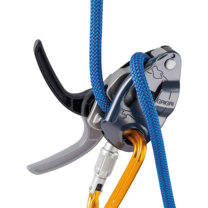 PETZL GRIGRI+ laipiojimo ir nusileidimo prietaisas su savaiminiu stabdžiu, skirtas saugiam sportiniam laipiojimui.