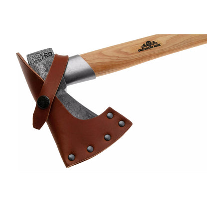 Gransfors Outdoor Axe 425 išgyvenimo kirvis iš anglies plieno su medine rankena ir odine apsauga malkoms skaldyti.
