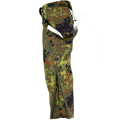 Vokietijos kariuomenės neperšlampamos kelnės Flecktarn marginimo su petnešomis ir reguliuojamu juosmeniu.