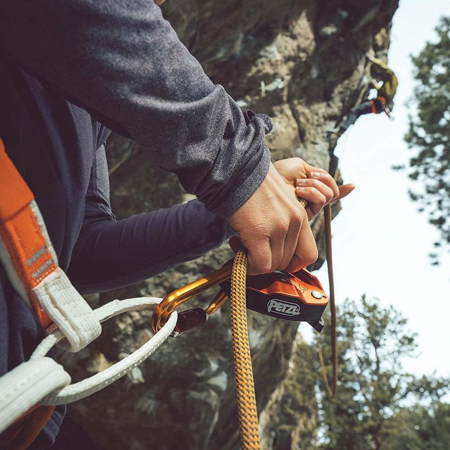 PETZL GRIGRI+ laipiojimo ir nusileidimo prietaisas su savaiminiu stabdžiu, naudojamas laipiojimui uoloje.