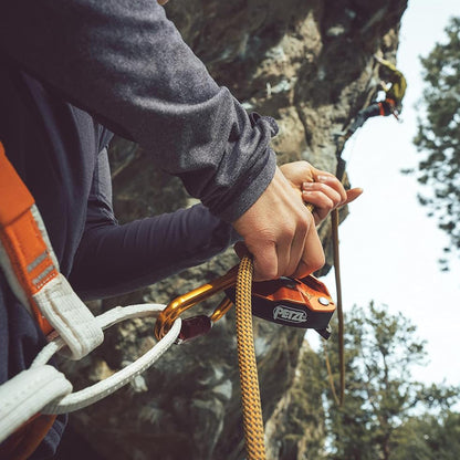 PETZL GRIGRI+ laipiojimo ir nusileidimo prietaisas su savaiminiu stabdžiu, naudojamas laipiojimui uoloje.