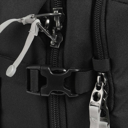 Pacsafe Go 34L kelioninė kuprinė su apsauga nuo vagysčių – užrakinami užtrauktukai ir tvirti diržai.