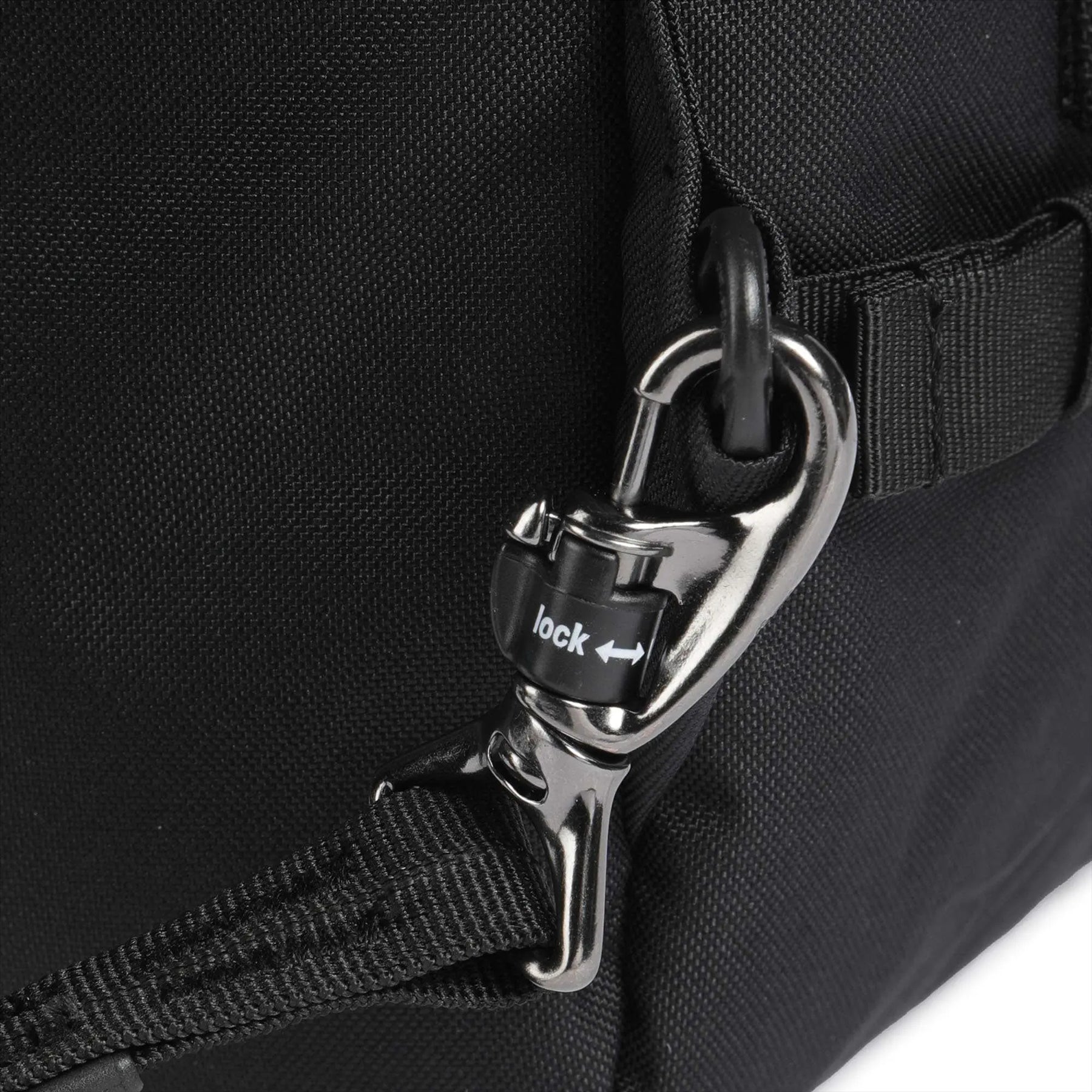 Pacsafe Go 34L kelioninė kuprinė su apsauga nuo vagysčių – užrakinamas užtrauktukas ir tvirta medžiaga.