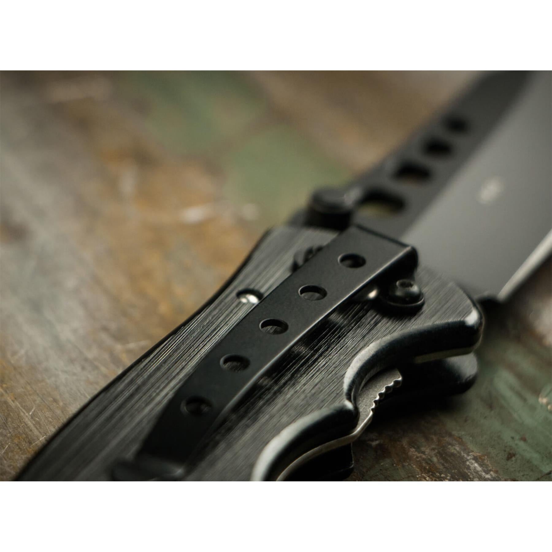 Boker Special Forces Tanto peilis su juoda aliuminio rankena ir specialiais gręžiniais, rodomas iš arti