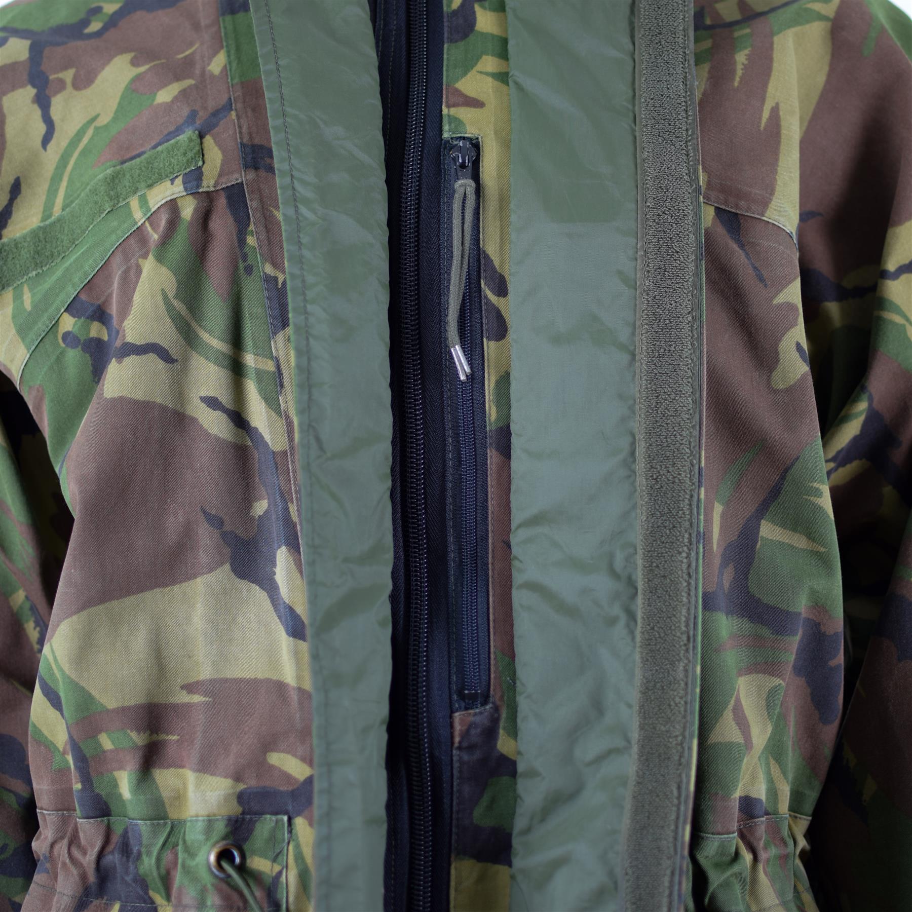 Nyderlandų kariuomenės GoreTex parka neperšlampamas švarkas DPM marginimo su užtrauktuku ir kamufliažiniu raštu.