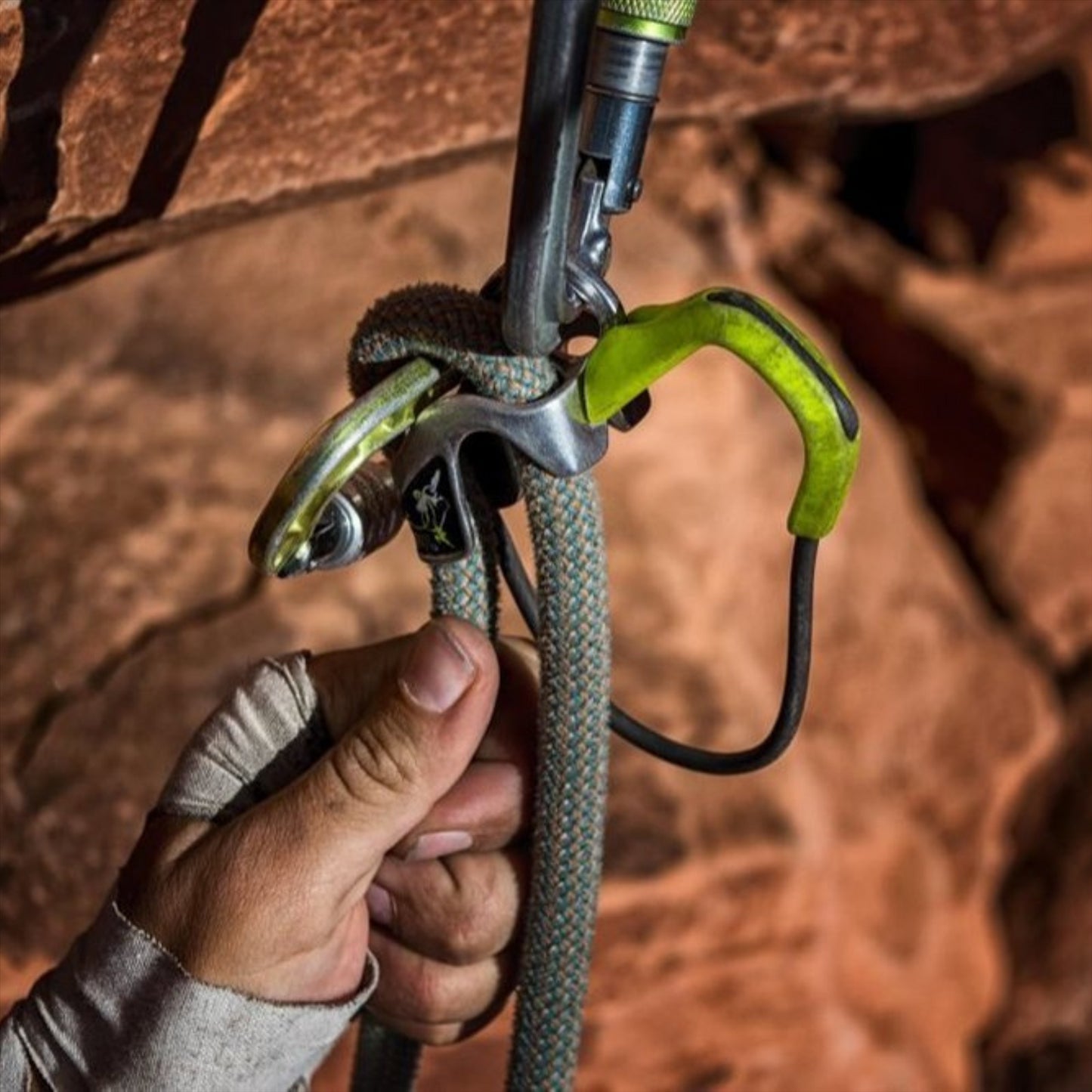 Edelrid Mega Jul saugos komplektas su Bulletproof Screw karabinu Oasis – patikimas laipiojimo įrenginys saugumui užtikrinti.