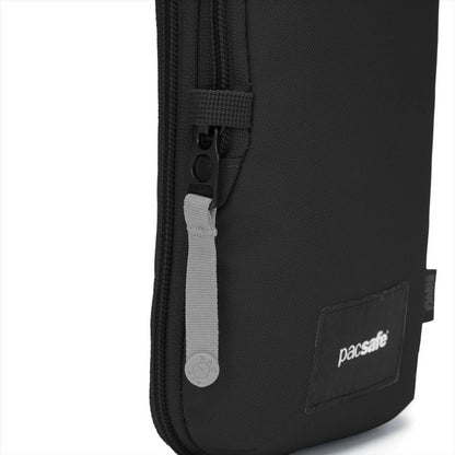 Pacsafe GO Tech krepšys per petį su RFID apsauga, juodos spalvos, atsparus vandeniui ir saugus naudoti.