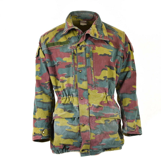 Belgijos kariuomenės M90 lauko parka stiliaus striukė Jigsaw marginimas su kamufliažu ir reguliuojamu juosmeniu.