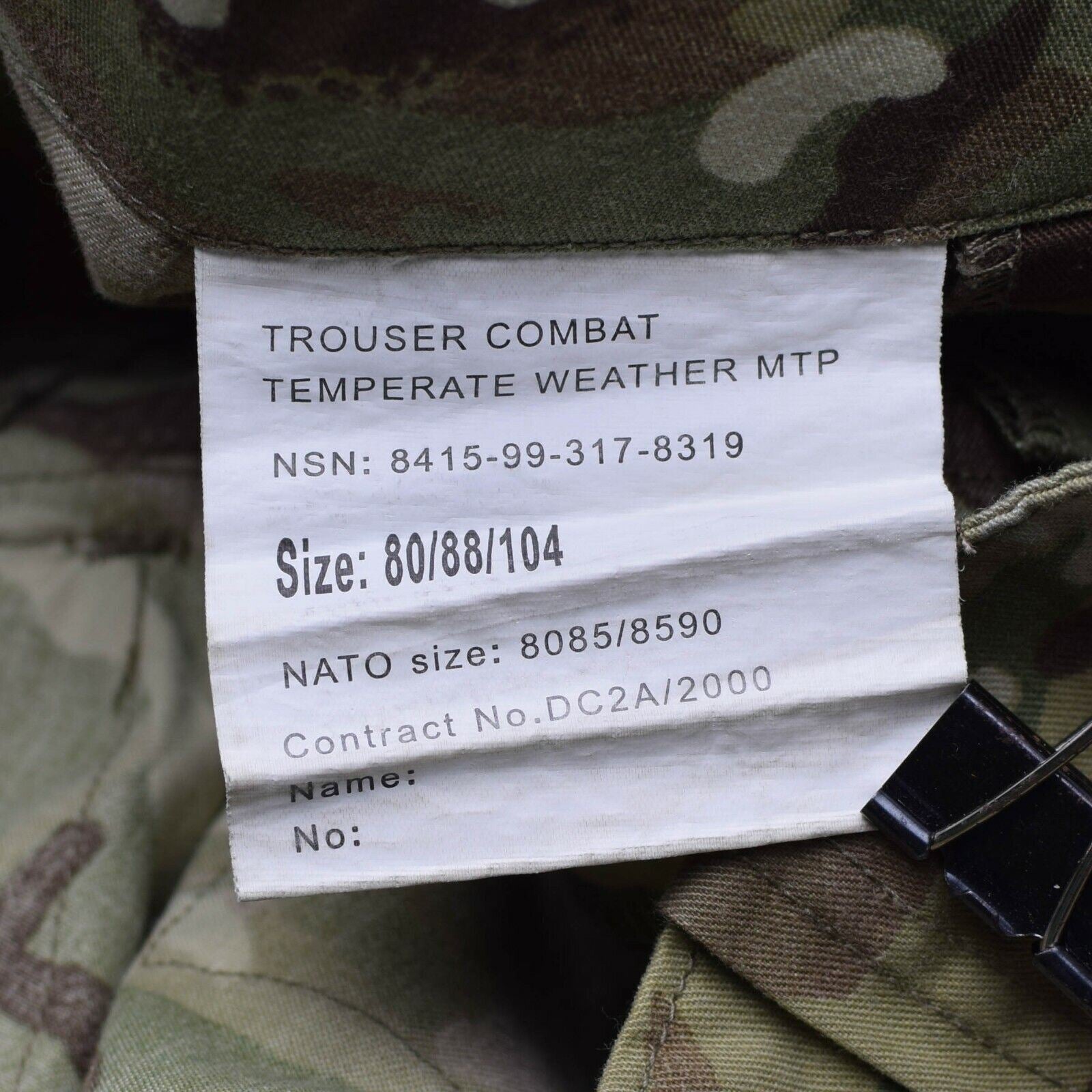 Britu kariuomenes MTP lauko kelniu etiketė su dydžio ir NATO standarto informacija bei kamufliažiniu fonu